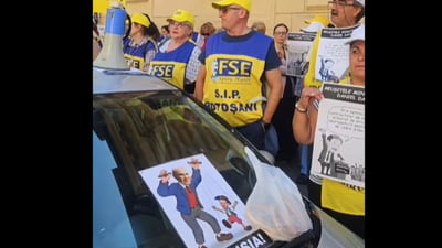 Peste 20.000 de profesori au ieșit în stradă pentru a cere demisia ministrului Daniel David, pe fondul unui sistem educativ în colaps